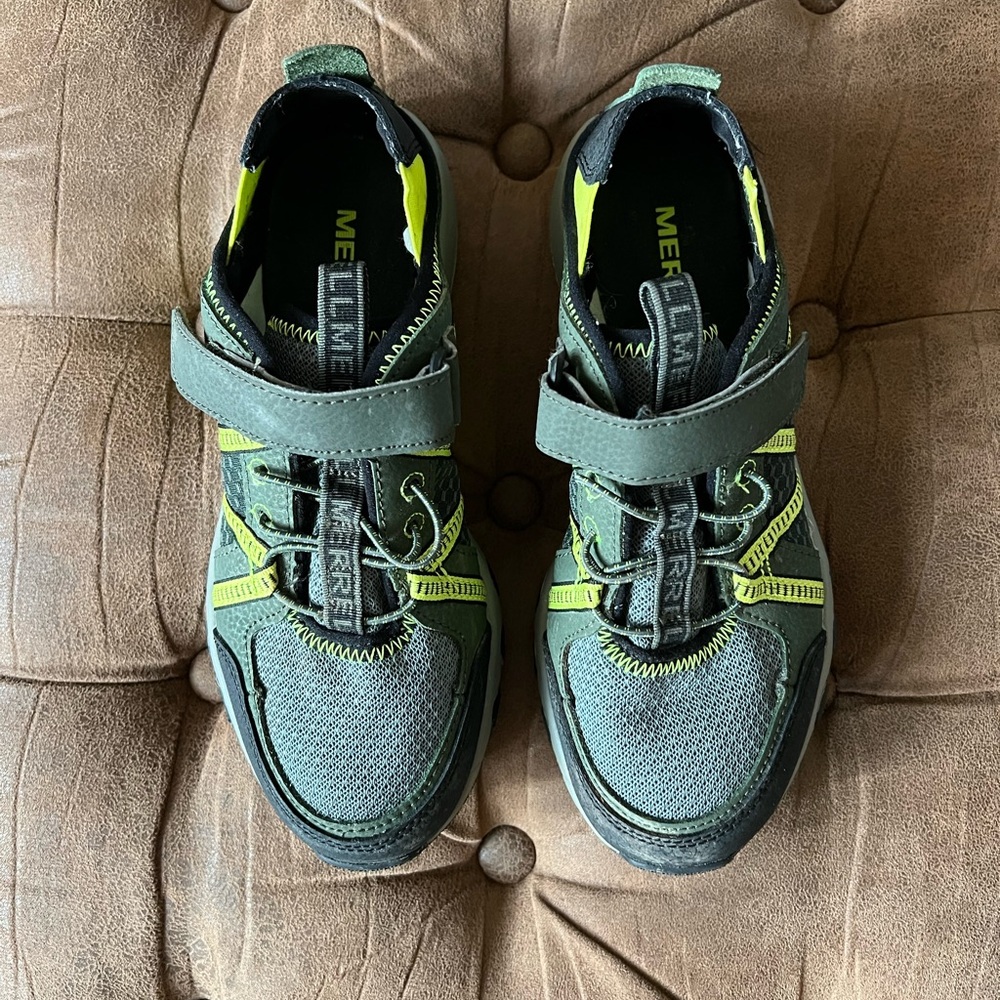 EUC Boys Merrell sz 4